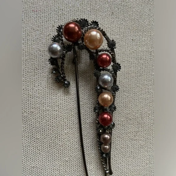 Black Metal and Multi-Color Faux Pearl, Brooch/Scarf Pin. - Picture 3 of 3
